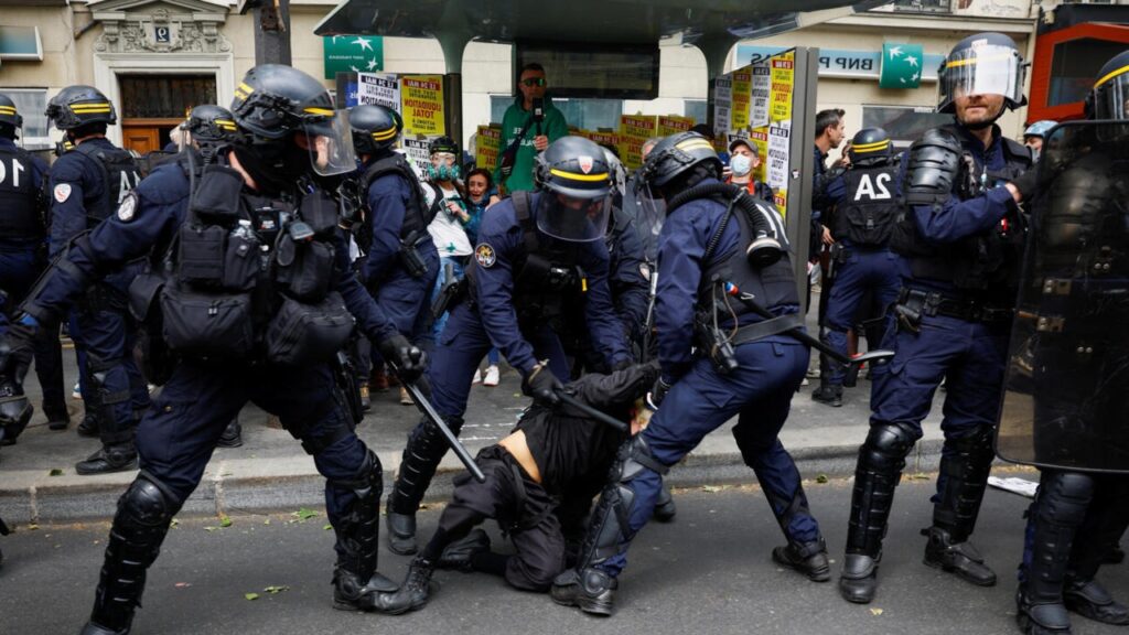 Il filme les contrôles de police et se fait arrêter… alors qu’il est dans son droit : ce que dit vraiment la loi