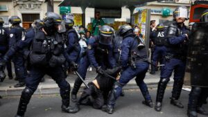 Il filme les contrôles de police et se fait arrêter… alors qu’il est dans son droit : ce que dit vraiment la loi